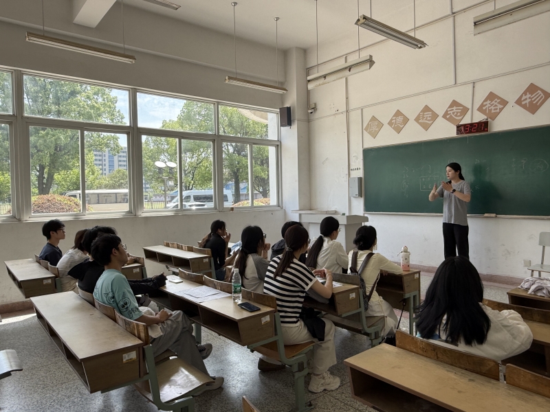 我校举办首届学生排球联赛裁判员培训